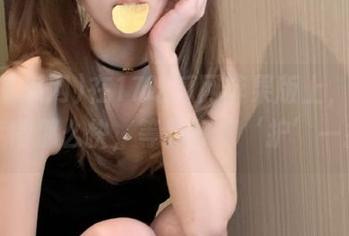 在17吃瓜网苹果版上，瓜苗发芽得那么快，等我仔细‘护’一护！