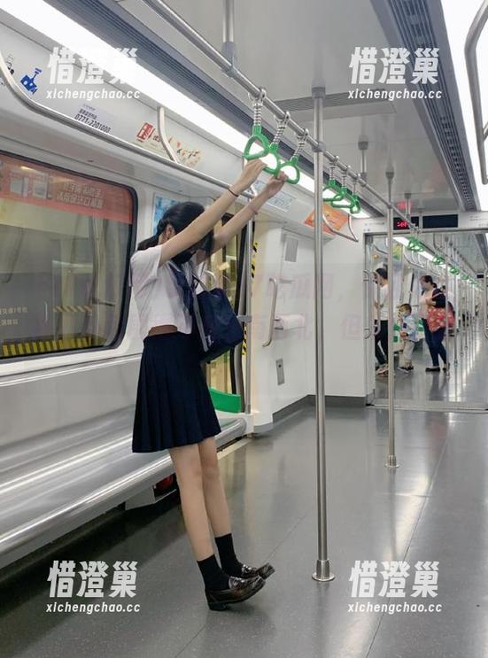 导航到17吃瓜网，保证你会被八卦包围得不知东南西北，但乐此不疲！