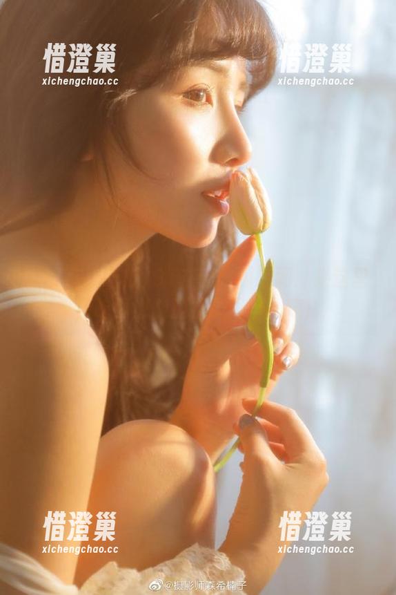 91在线吃瓜官网：来这里，吃瓜也能边看边思考，哼！