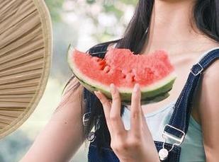 “hlw·bet”视频：今日瓜田里新大戏，是偶遇还是恶搞？
