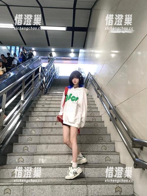 黑料社首页：不打烊的瓜，就像半夜点的外卖！
