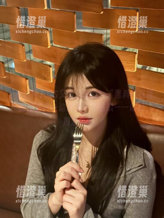 iOS又有新玩法！“黑料网在线”教你如何一边冲澡一边吃瓜——哎呀，别滑倒呀！